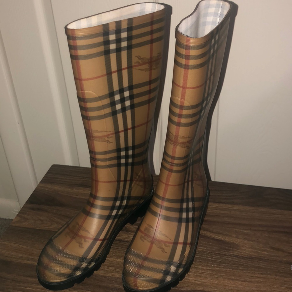 Burberry “Nova Check Pattern” rain boots! 💛🤎🖤❤️